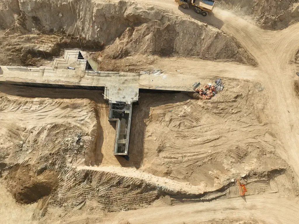 עבודות הקמת גשר בטון מעל קרקע חפורה באוניברסיטת בן גוריון בנגב, פרויקט הנדסה אזרחית של סמי נופי ובניו