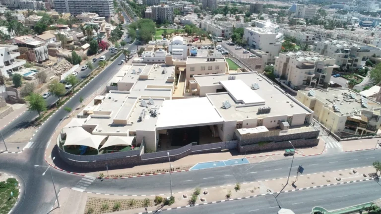 מבט אווירי על בית הספר אורים באילת, מבנה חינוך עם חצר פנימית וסככות הצללה שהקימה סמי נופי ובניו