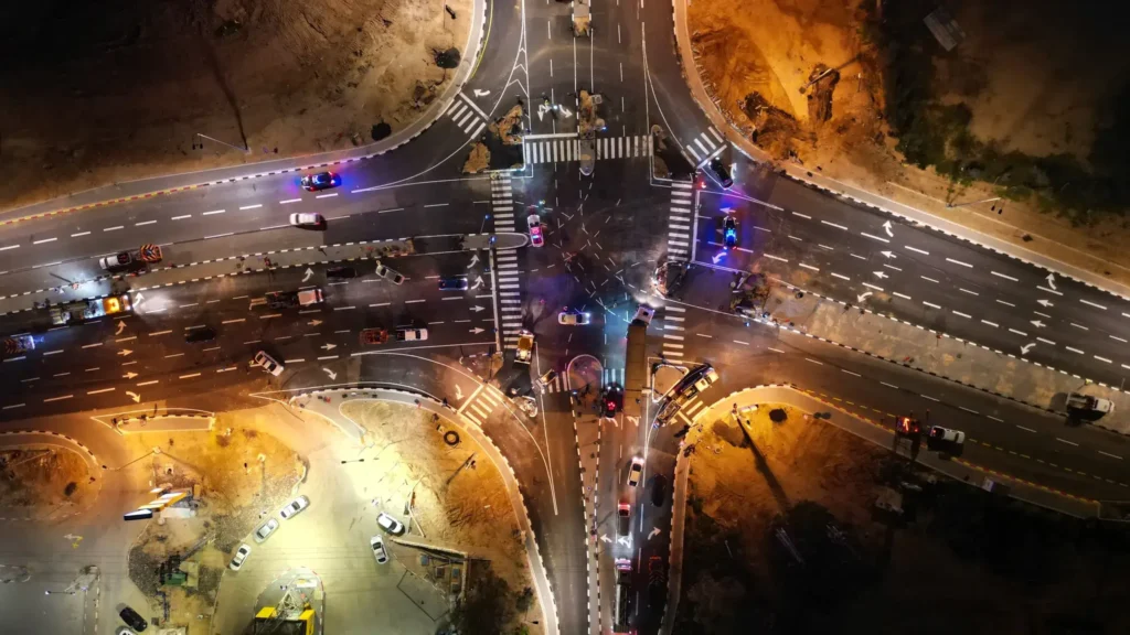 צילום לילה אווירי של צומת כביש 264 המואר, עבודות תשתית וכבישים של סמי נופי ובניו עבור נתיבי ישראל