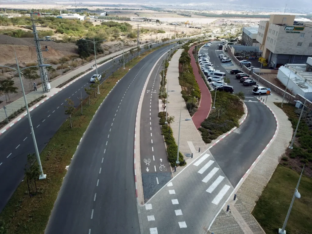 כביש עוקף אילת עם שביל אופניים והולכי רגל אדום נפרד ונוף מדברי, פרויקט תשתיות וכבישים של סמי נופי ובניו