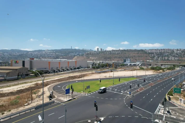 כביש מבוא דרך הכרמל בחיפה על רקע מרכז מסחרי ונוף הכרמל, עבודות סלילה ותשתית של סמי נופי ובניו